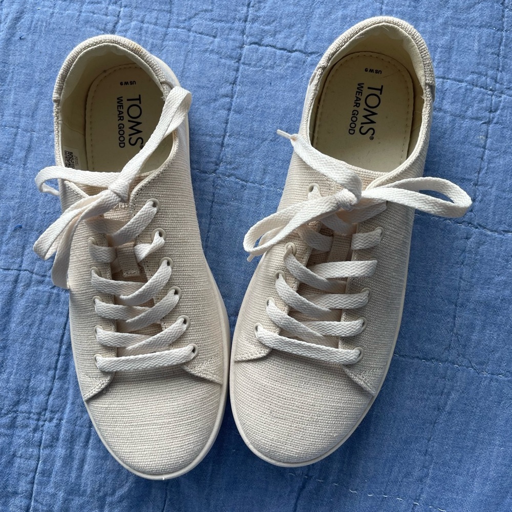 Tom’s Off White Textured Design Sneakers